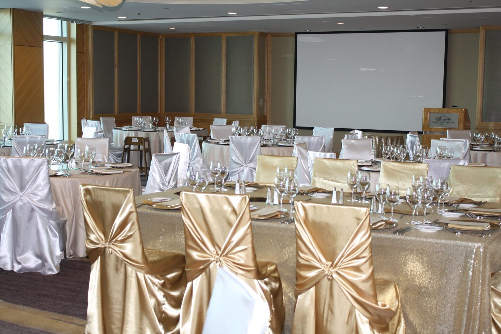 Elegant table setup with linen tablecloth, linen table runners, and linen napkins.